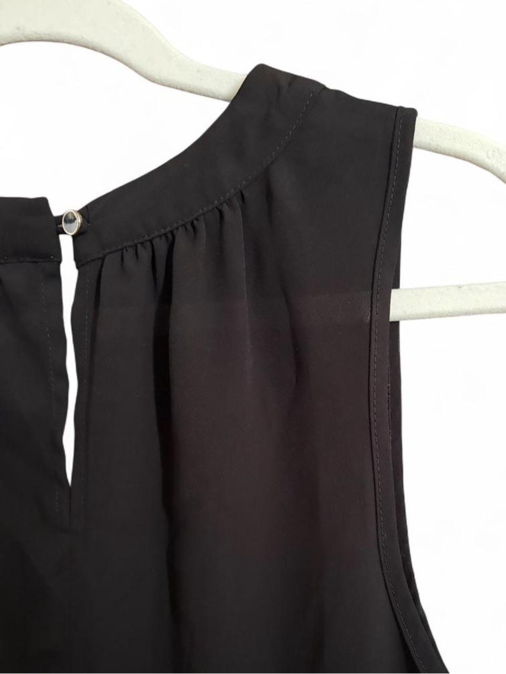 Monteau Sleeveless Blouse - Picture 4 of 4